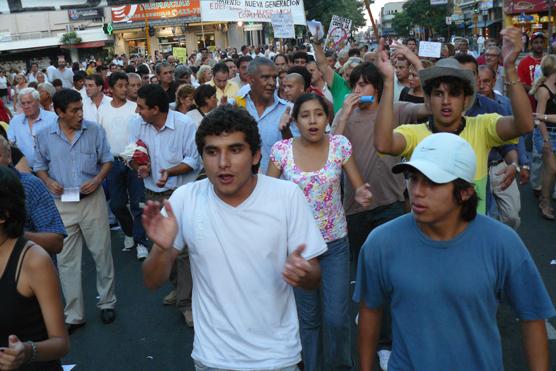 Con gritos y palmas marcharon al rededor de la plaza Independencia