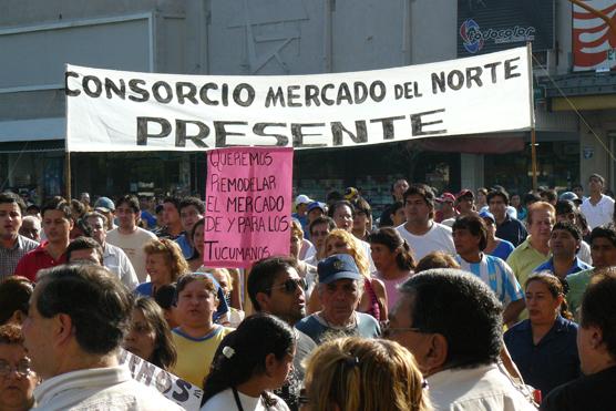 Con carteles y pancartas puesteros protestaron