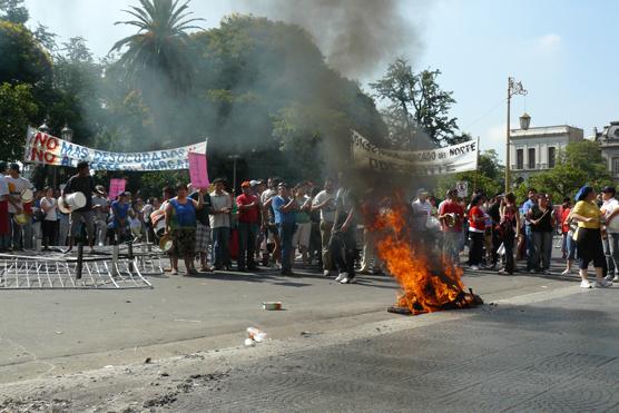 Manifestantes prendieron fuego sobre calle 25 de Mayo