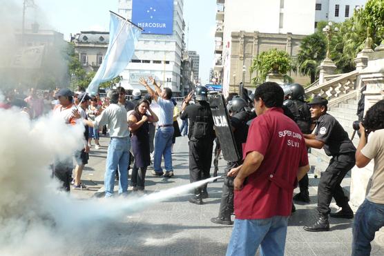 La policía apagó el fuego, manifestantes empezaron a arrojar elementos contundentes