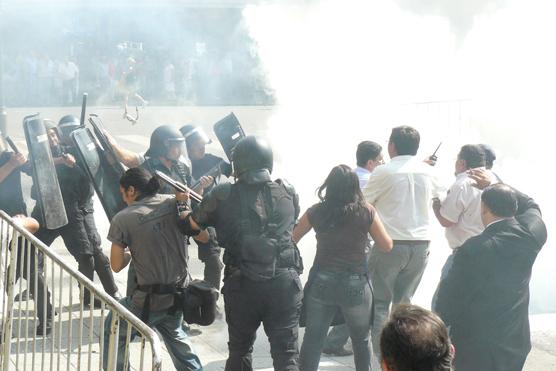 Leve enfrentamiento entre policía y manifestantes