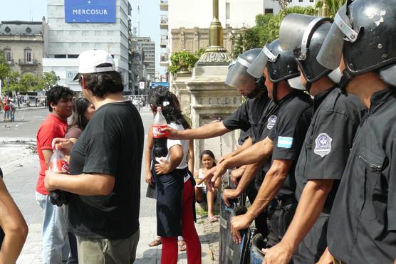 La cosa se tranquilizó, policías y manifestantes compartieron una gaseosa