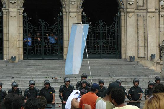 Bandera Argentina flameo durante toda la marcha