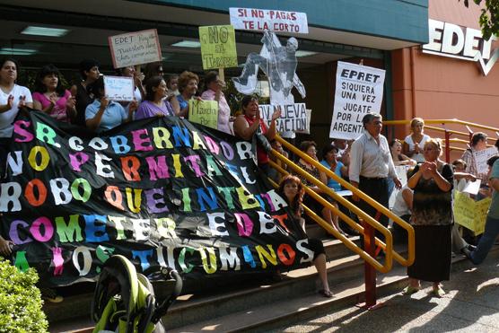 Los autoconvocados sentados en el acceso a la sede de EDET.