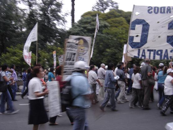 Diversas organizaciones sociales, partidos de izquierda y gente en general marcharon