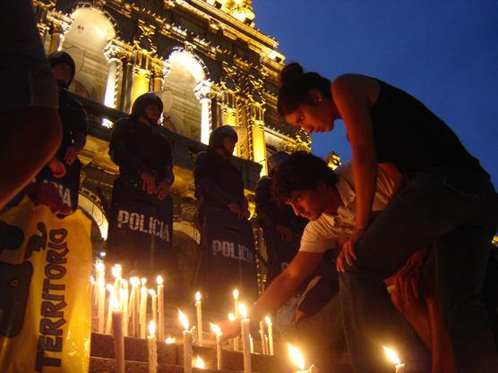 Como forma de protesta, manifestantes prendieron velas en las escaleras de Casa de Gobierno