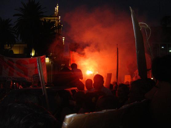 Con vengalas y cánticos la marcha tomaba fuerza