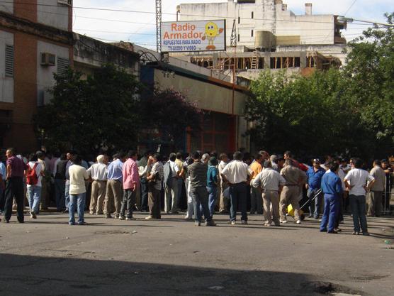 Obreos de DPV esperando que la polcía les de paso para entrar a la asamblea