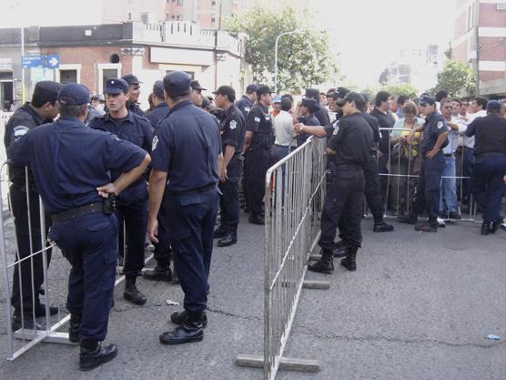 Valla policial que les impedía el paso a los trabajadores