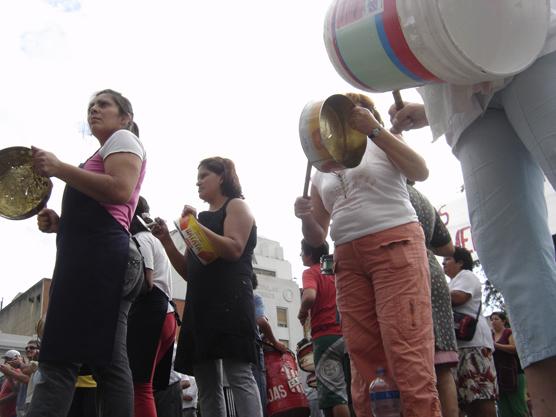 Las mujeres al frente de la lucha hicieron ruido con sus latas