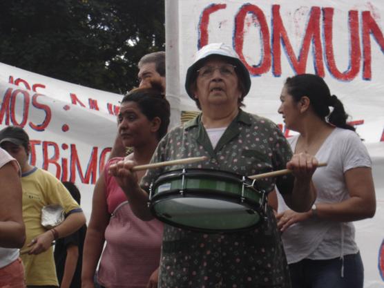 La señora expresaba su bronca con el ruido del redoblante