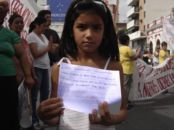 Una niña tenía un mensaje para Alperovich