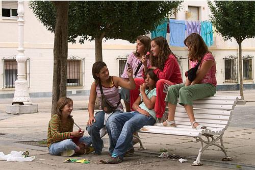 Adolescentes prefieren estar con amigos que volver a clases