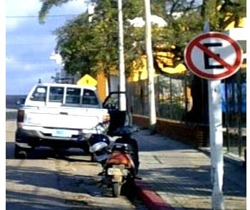 Estacionar en un lugar prohibido, algo común en los tucumano