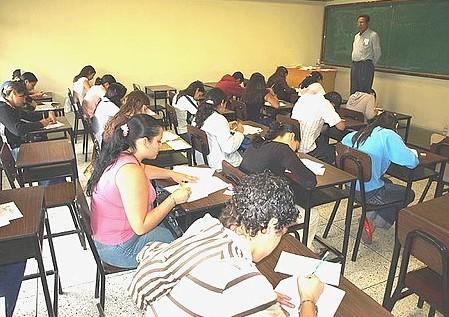 Estudiantes rindiendo examen