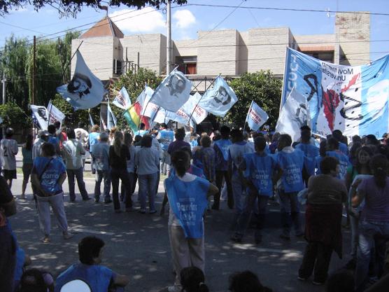 Barrios de Pie frente a la sede del EPRET