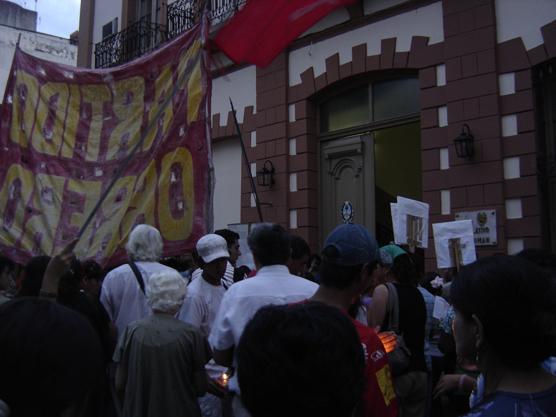 La marcha se detubo en las puertas de la Legislatura repudiando el accionar de los legisladores