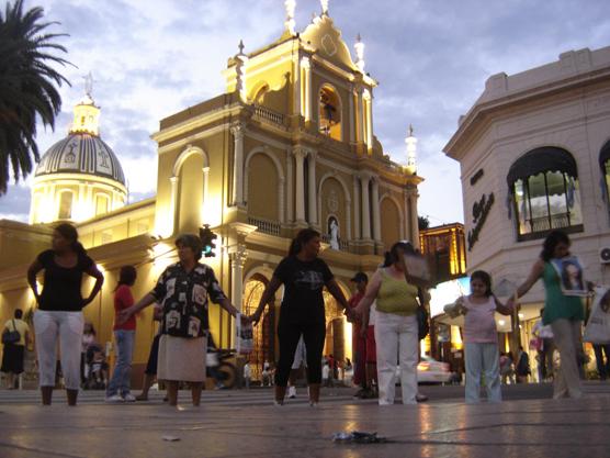 Hicieron un abrazo simbólico a la plaza Independencia