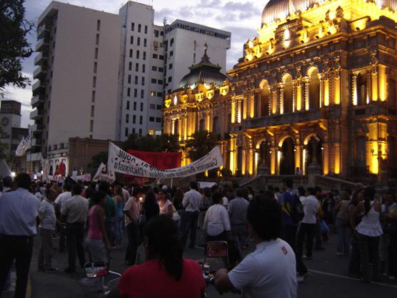 Blanqueo y aumento salarial, trabajo digno, basta de impunidad, basta de tarifazos, fueron las consignas de la marcha