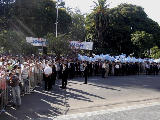 Mucha cantidad de gente esperaba atrás de los vallados la salida de Alperovich de la Casa de Gobierno