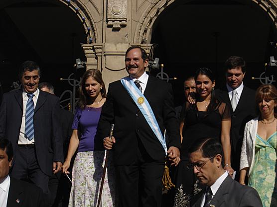 Alperovich salió sonriendo con la banda y el bastón