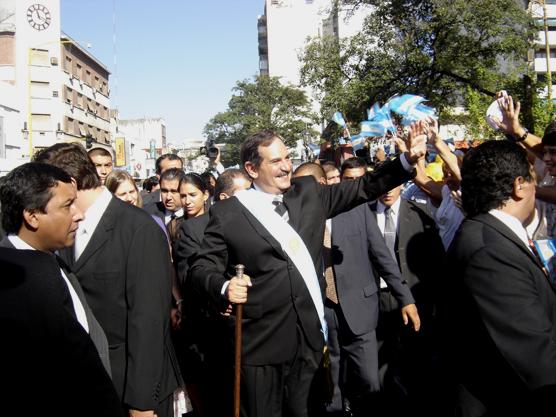 El gobernador saludaba a la gente mientrás caminaba hacia la Legislatura