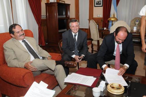 El gobernador firmando el convenio