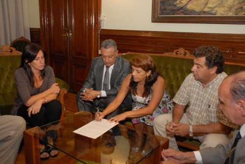 Docentes firman acta acuerdo con ministros      