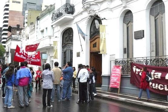 Estudiantes de Derecho protestan frente a facultad