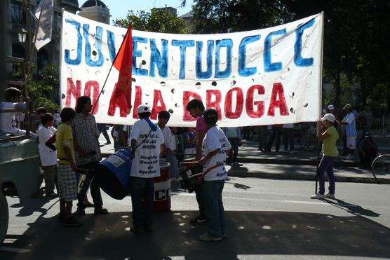 Pidieron útiles, guardapolvos y zapatillas para mandar a sus hijos a la escuela