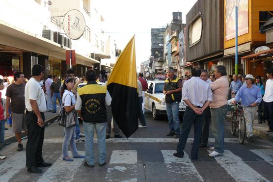 Viernes | Los taxistas cortaron por unos instantes la calle Maipu, piden aumento en las tarifas