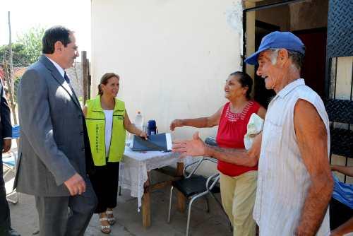 Alperovich con vecinos del Barrio Maranatá     