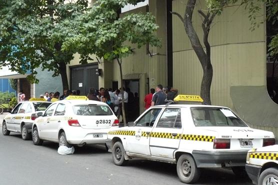 Los taxistas marcharon hacia el Consejo Deliberante