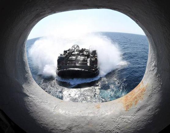 Golfo de Adén | Un Landing Craft Air Cushion lanzado desde el portaviones estadounidense para realizar operaciones | Fuente: EPA