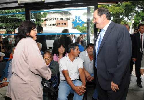 Llueve y Alperovich visita el Centro de Jubilaciones especiales      