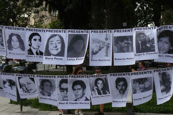 La plaza Independencia estaba envuelta de los rostros de los desaparecidos