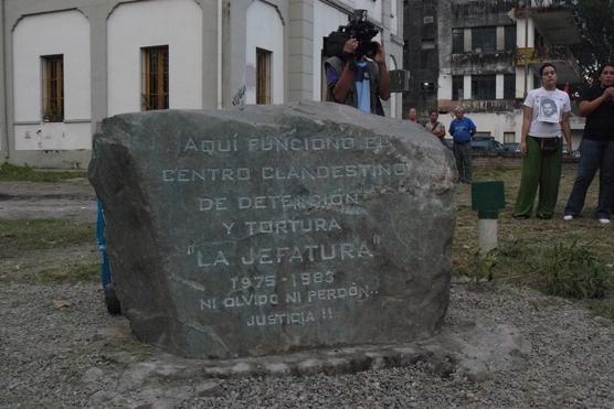 Se puso una piedra en homenaje a la memoria