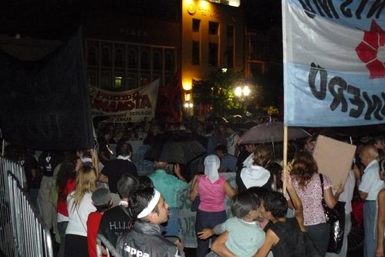 Con lluvia la marcha culminó en plaza Independecia