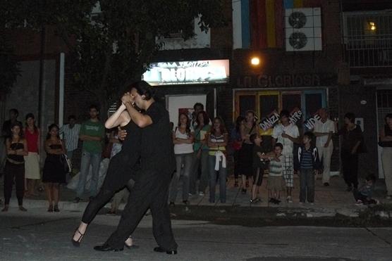 En la calle bailaron un tango