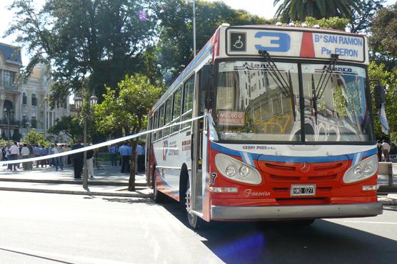 Se presentó en Plaza Independencia nuevas unidades de la línea 3