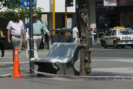 Algunos bancos de la Plaza Independencia fueron pintados