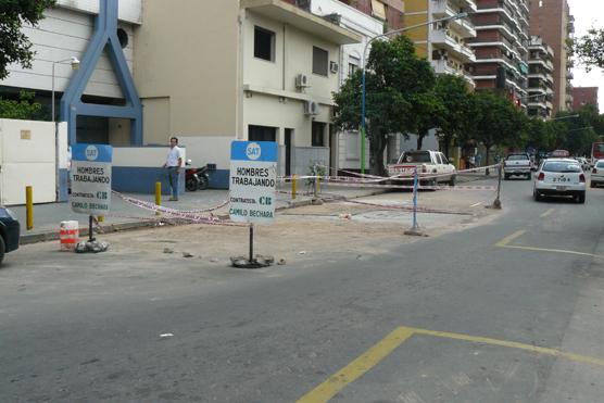 Obra en calle Laprida entre Santiago y Corrientes pone en media calzada la calle 