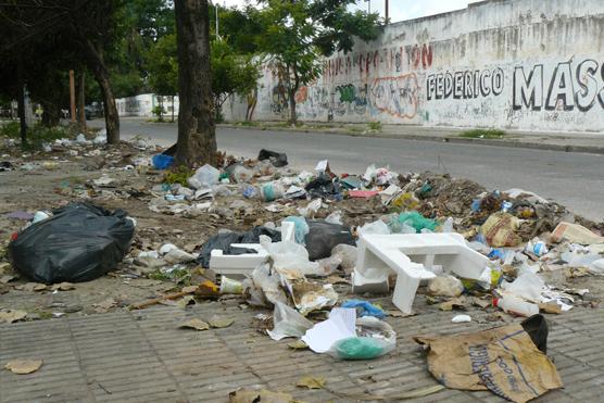 Hace varios días hay un basural en Calle España entre Laprida y Rivadavia