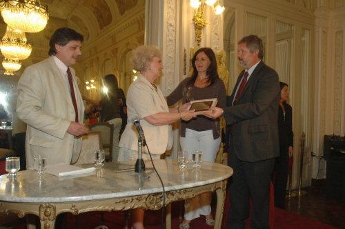 Estela de Carlotto recibe distinción en el Salón Blanco