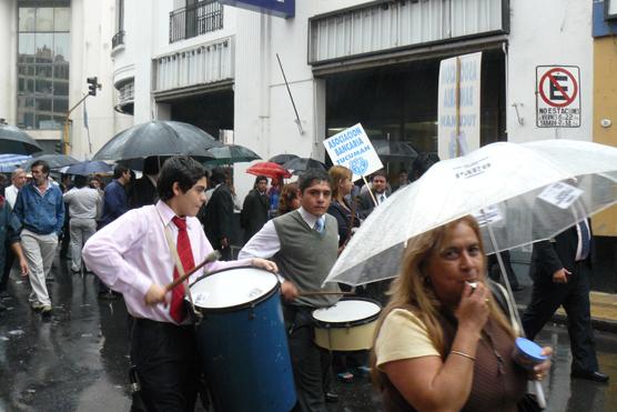 Desde temprano los empleados bancarios hicieron ruido en la ciudad