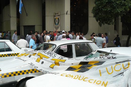 En el Concejo Deliberante protestaron los taxistas