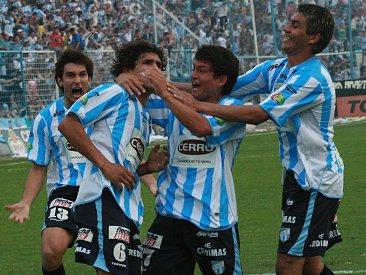 Festejo de un gol que el DK le convirtió a La Gloria el año 