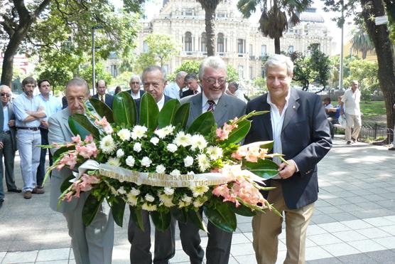 Pusieron ua corona de flores en la Plaza Independencia