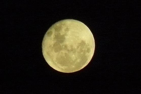 Bajo una hermosa luna se hizo la procesión del Viernes santo de todos los años