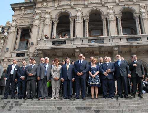 La foto protocolor frente a Casa de Gobierno    